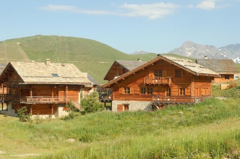 Madame Vacances Les Chalets De L'Altiport Alpe d'Huez Esterno foto